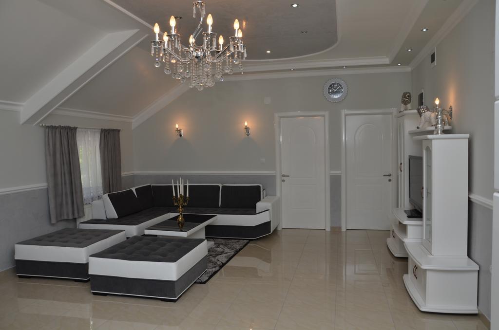Apartments Royal Menex Пожареваць Екстер'єр фото