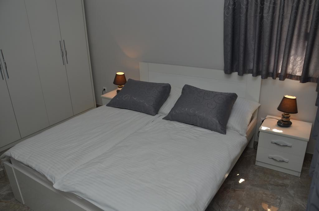 Apartments Royal Menex Пожареваць Екстер'єр фото
