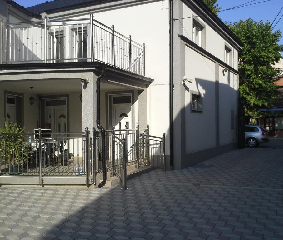 Apartments Royal Menex Пожареваць Екстер'єр фото
