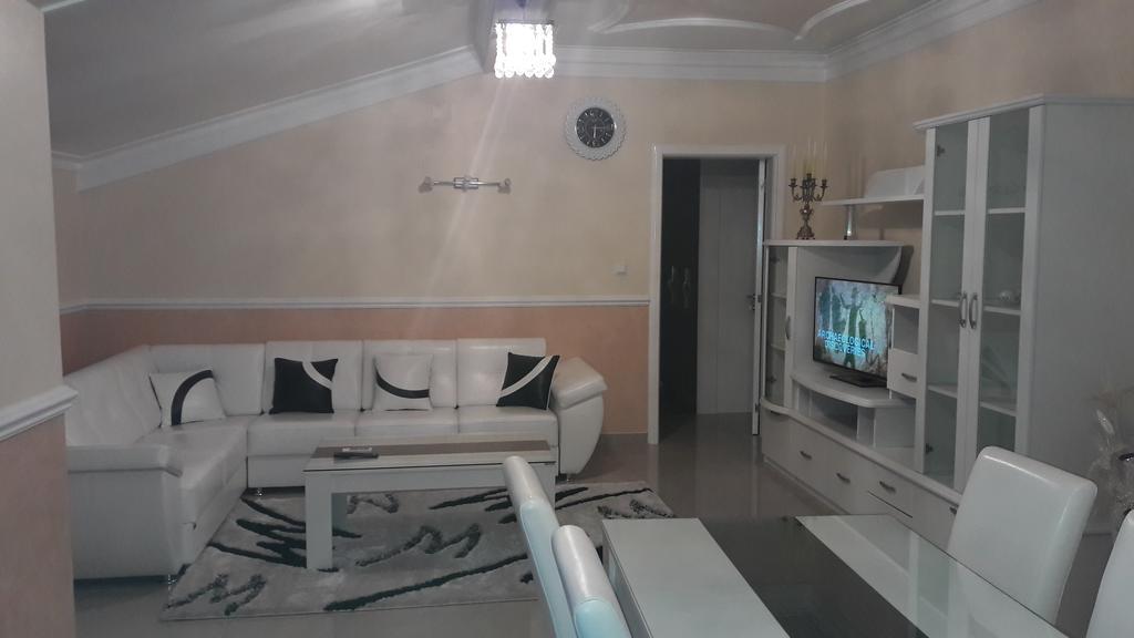 Apartments Royal Menex Пожареваць Екстер'єр фото